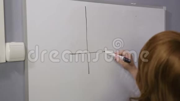 一个女人背着她站着在白板上画一个货币和利息标志时光飞逝视频的预览图