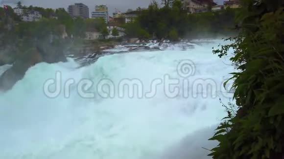 4K关闭水的视频镜头瑞士莱茵河上的莱茵河瀑布它是最大的瀑布视频的预览图