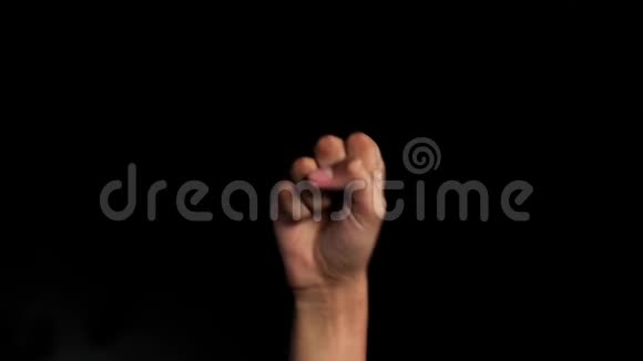 一只人的手出现并显示好运和一个好的手势或戒指手势孤立在黑色背景易铬k视频的预览图