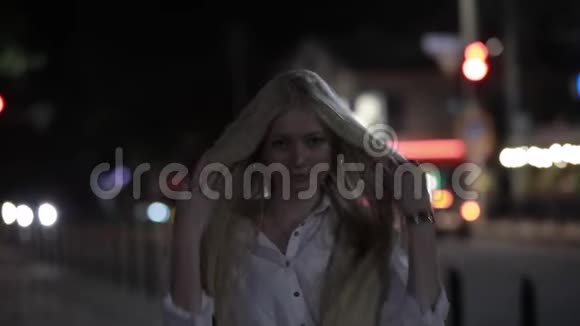 一个金发碧眼的女人在夜城接吻视频的预览图