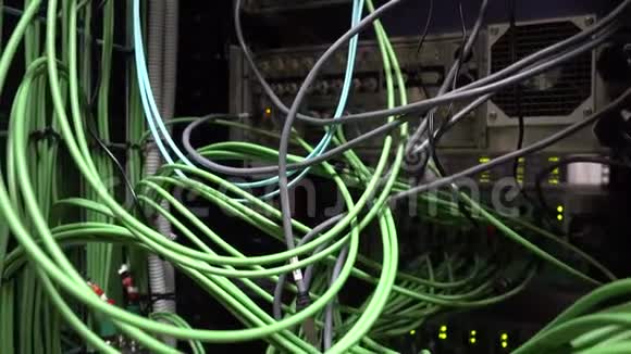 绿色电缆很大的服务器架运动相机视频的预览图