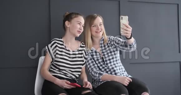 利用手机进行视频聊天的少女视频的预览图