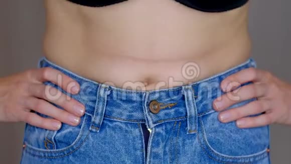 女人在肚子上显示她的脂肪褶皱视频的预览图