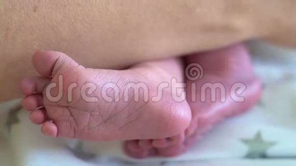 新生婴儿的脚在母亲手中妈妈和她的孩子生育观念视频的预览图