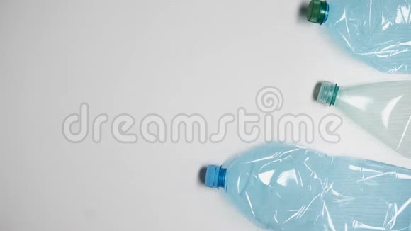 塑料瓶在白色背景上移动环境污染视频的预览图
