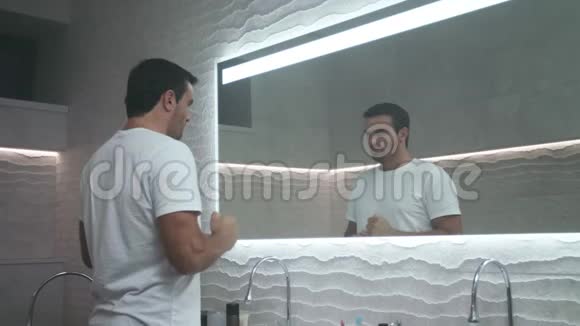 帅哥在浴室里激励自己自我激励人的肖像视频的预览图