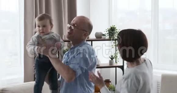 祖父母在家和小孙女跳舞视频的预览图