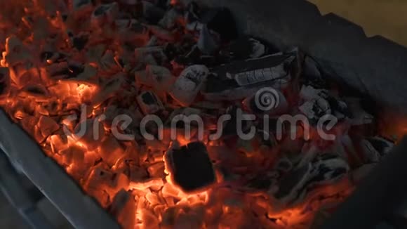 烧炭烧烤架里的木炭视频的预览图