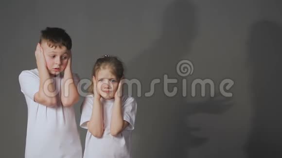 小男孩和小女孩以及争吵父母的背景剪影父母吵架女儿伤心视频的预览图