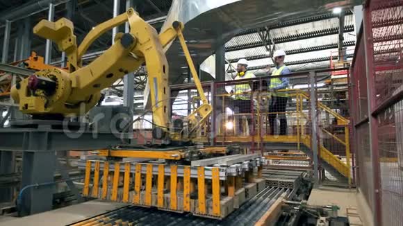 工程师在砖厂检查一台工作机器一家现代化工厂的男工程师视频的预览图