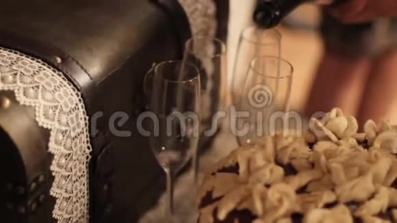 在聚会上把酒倒进酒杯里的人提供美味的小吃和自助餐视频的预览图
