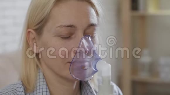患有哮喘和呼吸道疾病的成年妇女使用雾化器的肖像视频的预览图