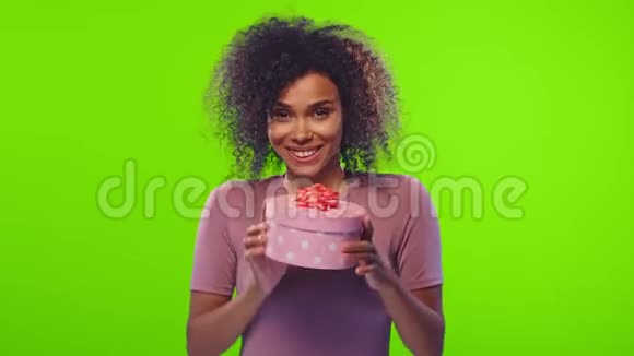 年轻的黑皮肤女人带着礼物高兴地打开一个盒子失望视频的预览图