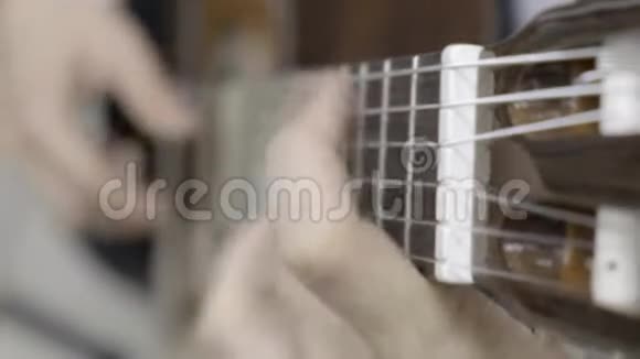慢莫用吉他快速弹奏视频的预览图