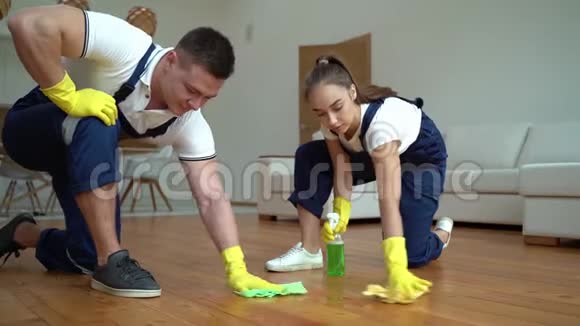 两个清洁工的队伍擦地板视频的预览图