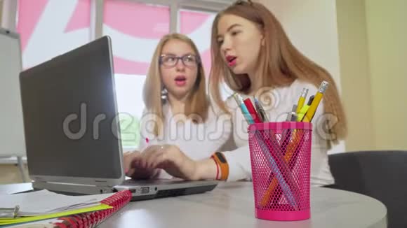 两个十几岁的女生一起学习使用笔记本电脑视频的预览图
