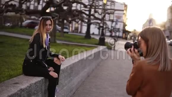 从肩膀专业的女摄影师拍摄的照片女孩模特她的朋友吸引力很长视频的预览图