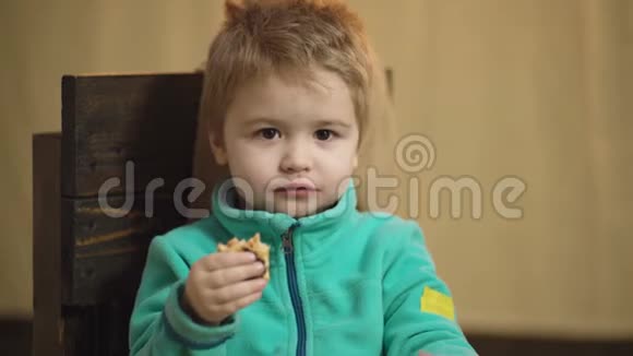 很棒的小孩子吃披萨一个小男孩吃了一个美味的披萨用一个视频的预览图