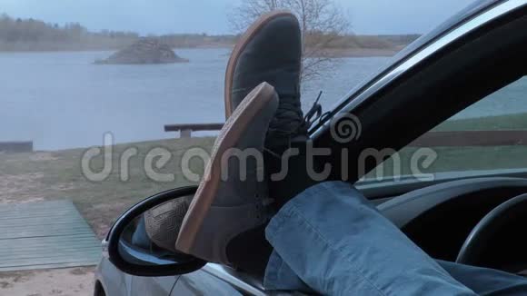 男的腿在车里视频的预览图