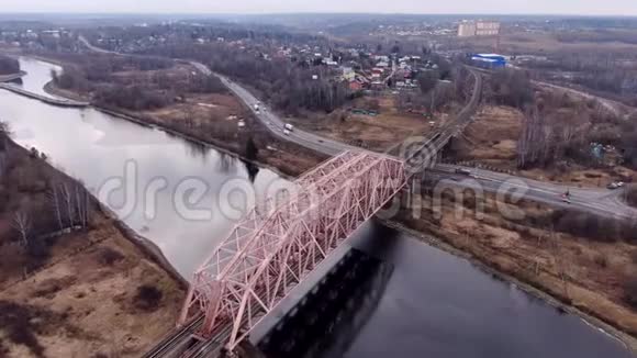 4河上铁路桥的鸟瞰全景视频的预览图