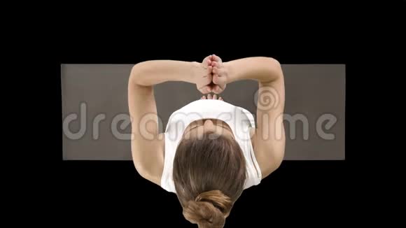 有魅力的女孩站在平衡瑜伽姿势Garudasana年轻女子鹰瑜伽姿势阿尔法频道视频的预览图