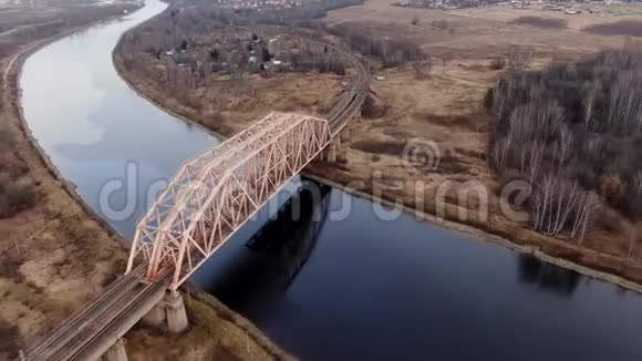 4河上铁路桥的鸟瞰全景视频的预览图