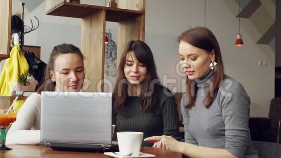 合作中心成功的女性团队用笔记本电脑读一条带有好消息的信息然后每人5个视频的预览图