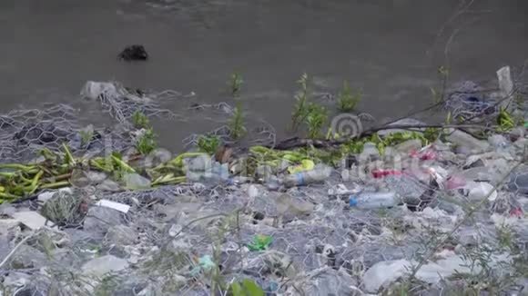 海岸垃圾造成的污染人类的坏习惯2视频的预览图