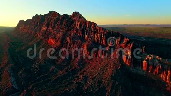 日落时彩绘沙漠山谷的岩石形成视频的预览图