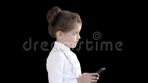使用手机智能手机的小女孩阿尔法频道视频的预览图