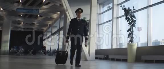 戴着帽子西装带手提箱的长者航空公司视频的预览图