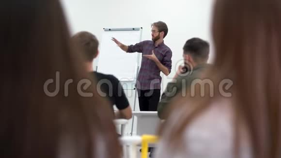 会议上戴眼镜的胡子男带着情绪说话做着手势视频的预览图