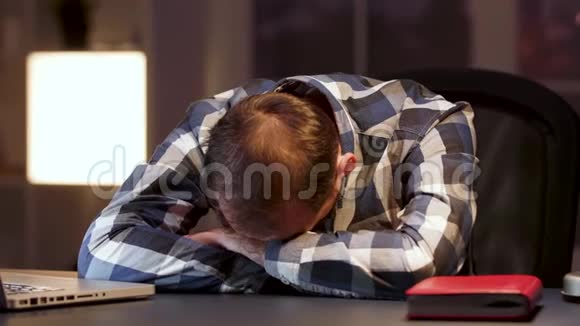 一个睡在办公桌上的疲惫商人视频的预览图