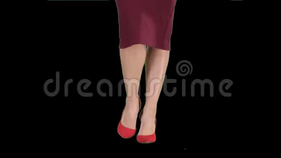 穿着高跟鞋走路的女士的苗条腿阿尔法频道视频的预览图