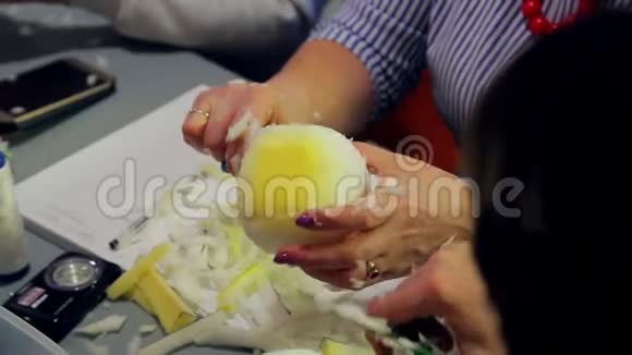 女人用剪刀把泡沫塑料剪成圆形的玩具视频的预览图