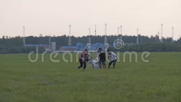五个朋友正试图向空中发射一枚自制的纸板火箭他们发动引擎向两边跑洛克视频的预览图