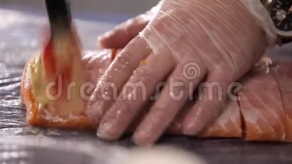 厨师切三文鱼片厨师为烹饪准备鱼配鱼盘饮食和健康食品视频的预览图