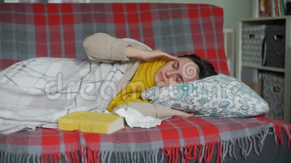 生病的年轻女人躺在床上视频的预览图
