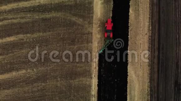 俯视图红色拖拉机耕田准备播种土地空中观景农民在拖拉机上准备土地视频的预览图