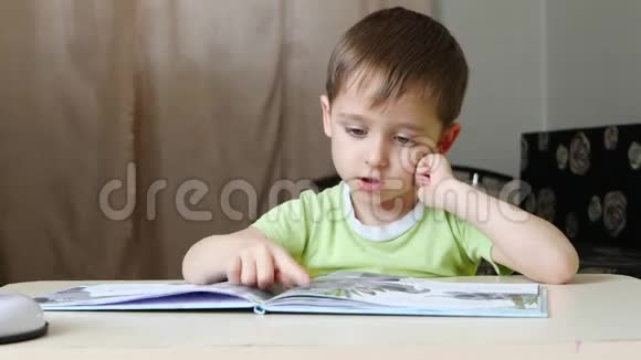 一个孩子坐在家里的桌子旁看书视频的预览图