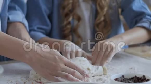 妈妈和女儿做披萨和面包面团女性双手特写高清高清视频的预览图