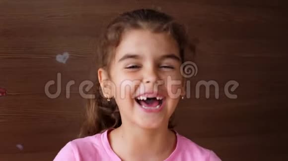 一个没有牙齿的女孩的肖像孩子笑得很努力别露出牙齿视频的预览图