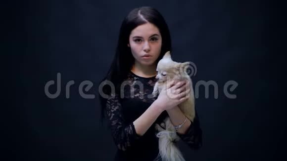 带着小狗的年轻女人爱对动物宠物的概念视频的预览图