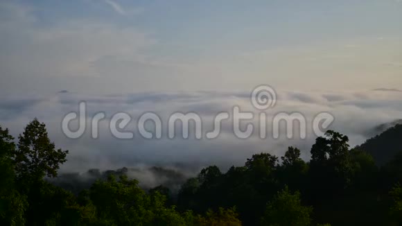 清晨的雾气在群山中翻滚消耗着摄像机视频的预览图