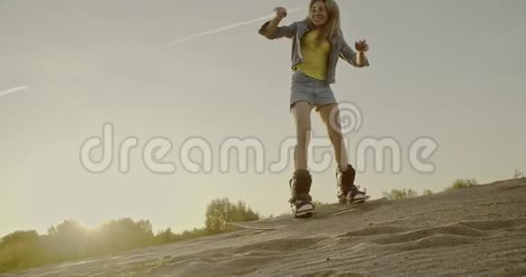 性感的沙板女孩在沙漠里跳在沙板上体育旅游生活方式商业广告概念视频的预览图