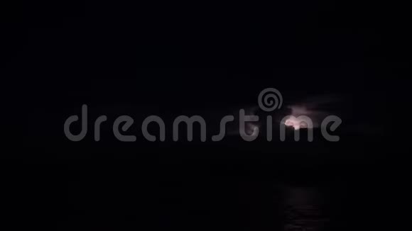 地平线上云层闪电的4k镜头夜间视频的预览图