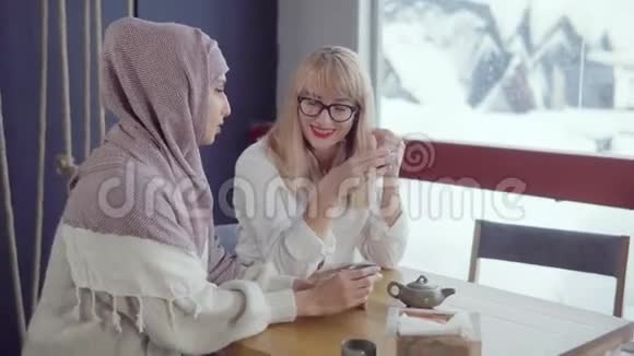 冬天两个成年女性朋友在家里聊天喝热茶视频的预览图