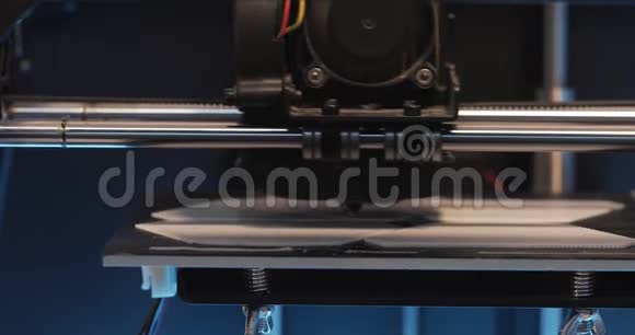 用塑料丝丝在3D打印机上打印现代3D印刷机快关门视频的预览图