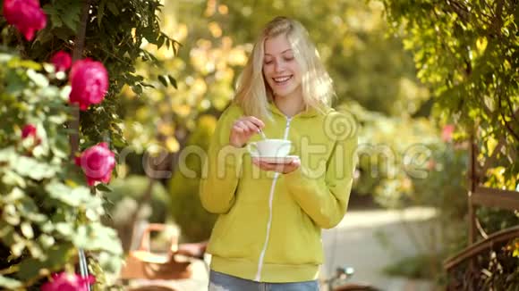 早晨的咖啡和美好的一天热咖啡概念咖啡给你一天的能量阳光明媚的公园里快乐的年轻女子视频的预览图