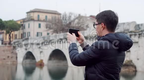 人类正在通过智能手机桥拍摄视频的预览图